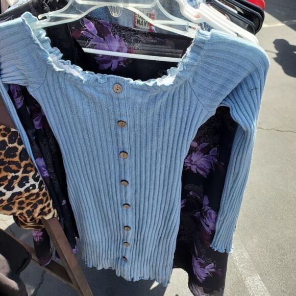 Size small medium and plus size queen size tops six items for 25 - Picture 8 of 13